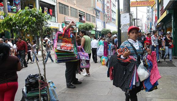 Ambulantes obstaculizan veredas en emporio comercial de Gamarra 