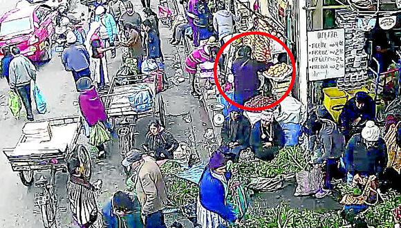 Pasean semidesnuda a anciana acusada de robar a comerciantes (VIDEO)