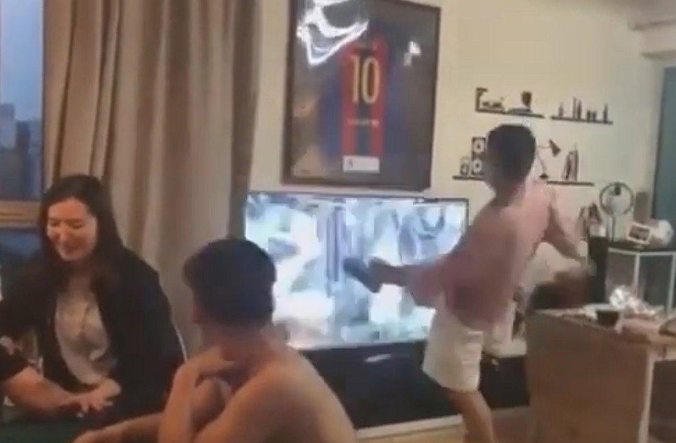Cantante chino Su Xing rompe su televisor tras la derrota del Barcelona (VIDEO)