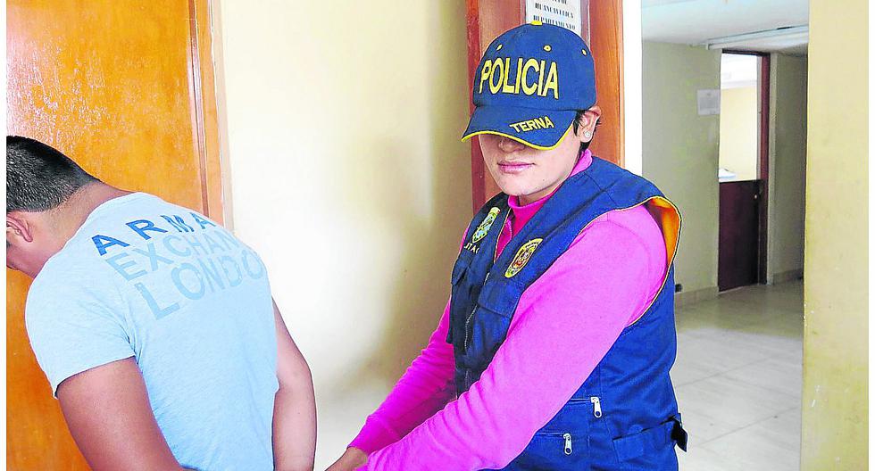 Mujer persigue a ladrón y con la ayuda de policía femenina lo