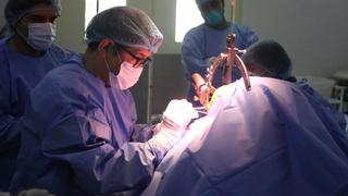 Neurocirujanos de hospital en Huancayo realizan operación menos invasiva con marco estereotáxico