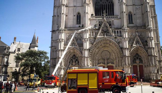El sábado hacia las 07:45 horas, unos “transeúntes que veían llamas detrás del rosetón” dieron el alerta, según los bomberos, reavivando los dolorosos recuerdos del incendio de Notre Dame de París, el 15 de abril de 2019. (AFP / Sebastien SALOM-GOMIS).