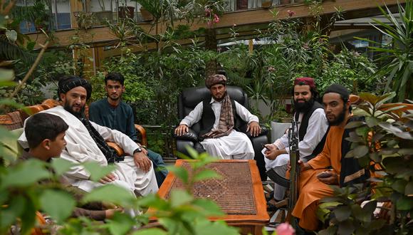 Los combatientes talibanes se sientan en el patio del invernadero en la casa del señor de la guerra afgano Abdul Rashid Dostum en el barrio Sherpur de Kabul. (Foto: Wakil KOHSAR / AFP)
