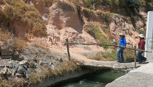 Arequipa: Pobladores arriesgan sus vidas al cruzar puente precario de madera 