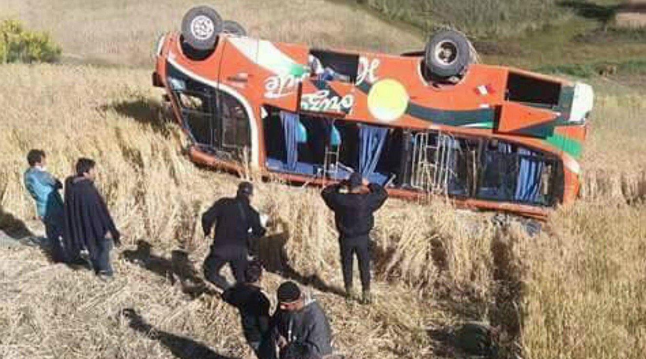 Julcán: Ómnibus se vuelca con 30 pasajeros y deja varios heridos 