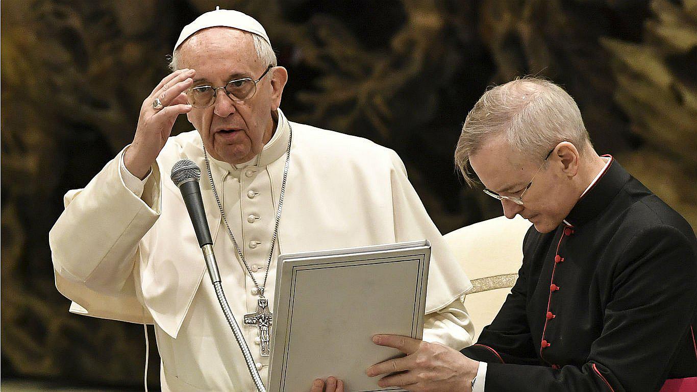 El papa lamenta la "petrificación del corazón" ante los males del mundo