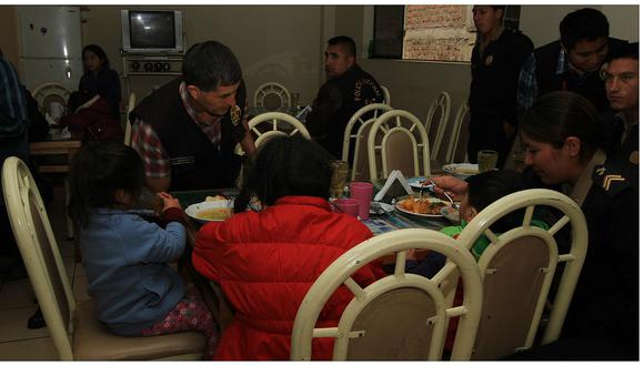 Policía rescata y alimenta  a hermanitos abandonados en un cuarto de hostal 