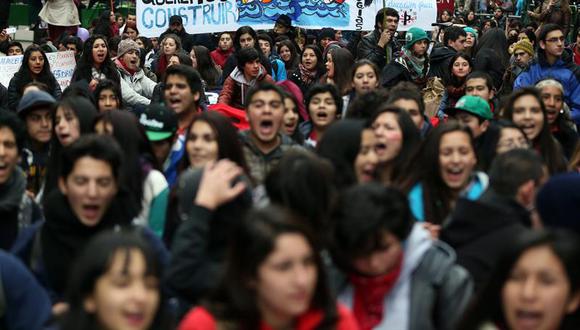 Chile: Estudiantes exigen sumar actores sociales a debate de reforma educativa