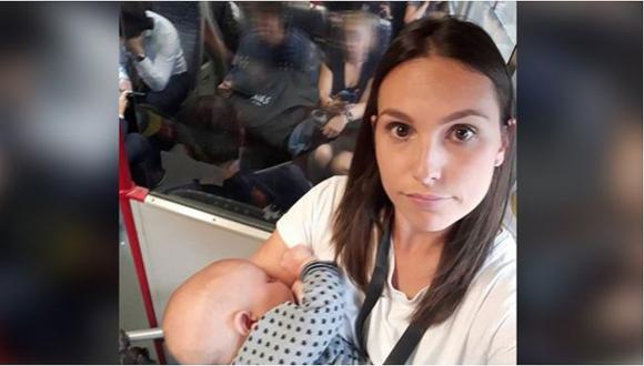 Mujer amamantó a su bebé de pie porque nadie quiso darle el asiento
