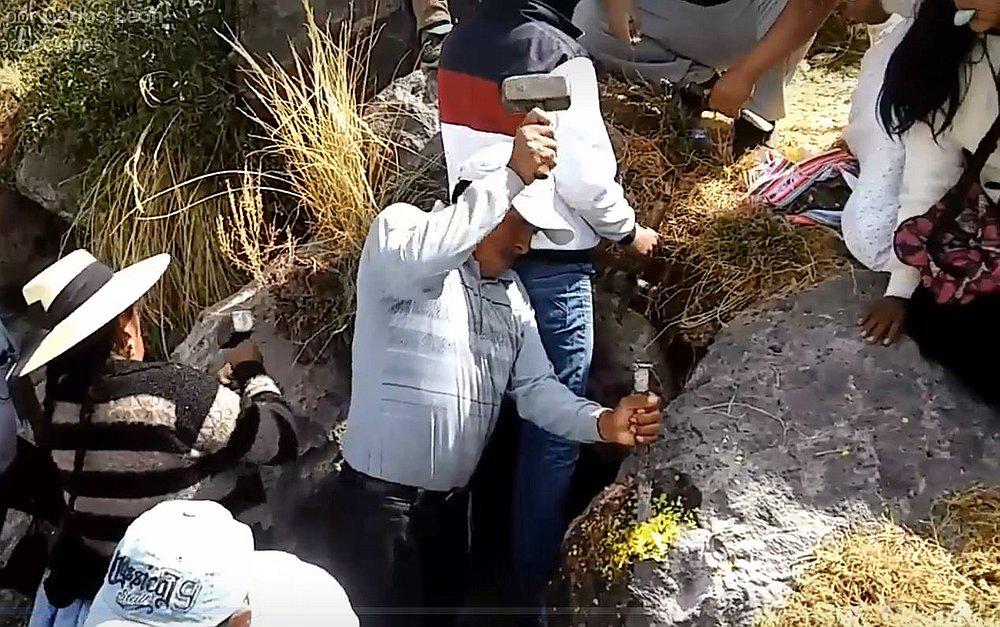 Fieles de San Bartolomé en Juli extraen "plata" de un cerro (VIDEO)