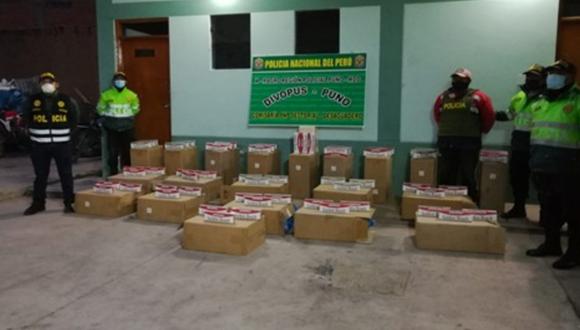 Puno: Veinte cajas de cigarrillos de contrabando camufladas entre un cargamento de soya y valorizadas en más de 20 mil soles fueron incautadas en un camión procedente de Bolivia. (Foto PNP)