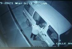 Cámara de seguridad captó el robo de objetos de un vehículo en Juliaca