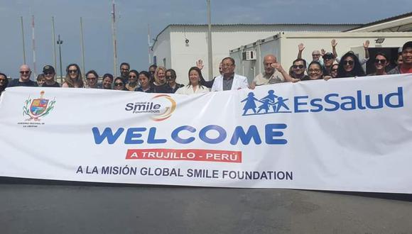 El director de este hospital de EsSalud, Milton Ramírez Herrera, y la consejera por la provincia de Trujillo, Verónica Escobal, informaron que las operaciones son realizadas por médicos de la Misión Global Smile Foundation y reconocieron loable labor.