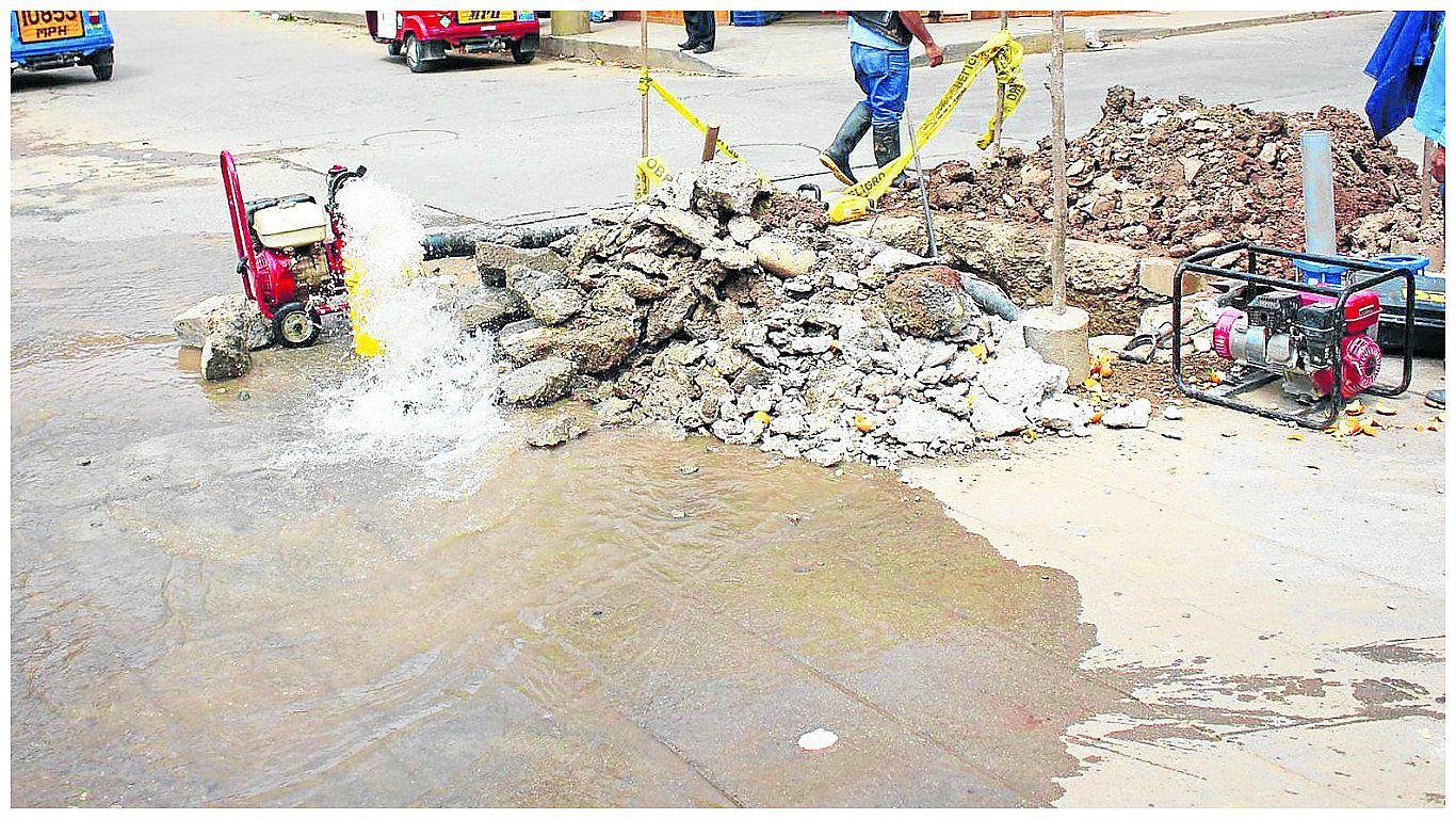 ​Por rotura de tuberías y baja presión ocurre la escasez de agua potable