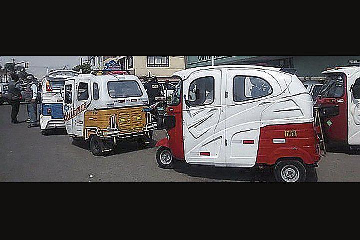 Varios delincuentes desmantelan y roban vehículos menores