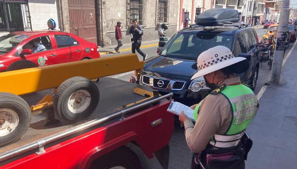 En Cayma quieren autorización para retirar unidades que conductores dejan estacionadas en calles y avenidas. (FOTO GEC)