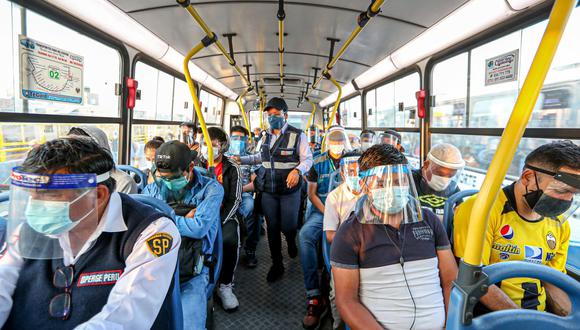 Con el objetivo de prevenir nuevos contagios de COVID-19 en el país, el Gobierno dispuso la medida del uso de doble mascarilla. (Foto: Andina)