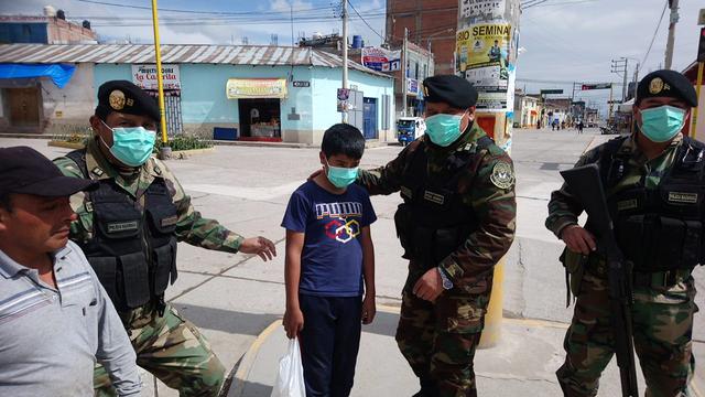 Cusco. Agentes de la DIROES colocaron mascarillas a los pobladores de comunidades que no tienen acceso a esta protección. (PNP)