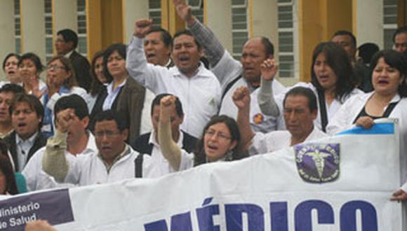 Continúan conversaciones entre Minsa y médicos en huelga