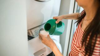 Qué truco usar para echar la cantidad exacta de detergente líquido en la lavadora