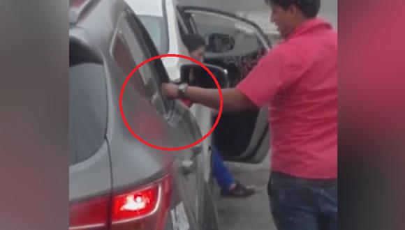 Desde WhatsApp: Chofer entrega dinero a policía en patrullero [VIDEO]