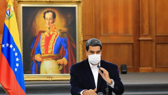 El presidente de Venezuela, Nicolás Maduro, usa una máscara facial como medida preventiva contra el nuevo coronavirus durante una reunión con miembros de las Fuerzas Armadas Nacionales Bolivarianas (FANB), en el Palacio Presidencial de Miraflores en Caracas. (Foto: AFP/Presidencia de Venezuela)