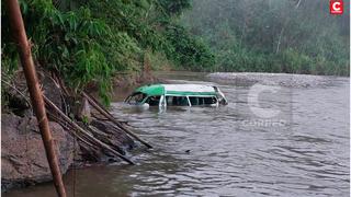 Combi se despista y cae al río Perené con todo y chofer en la Curva del Diablo