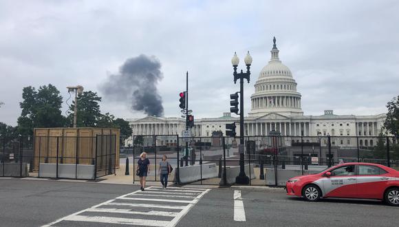 Incendio en el techo de un edificio cercano al Capitolio. (Foto: Twitter @ReshadHudson)
