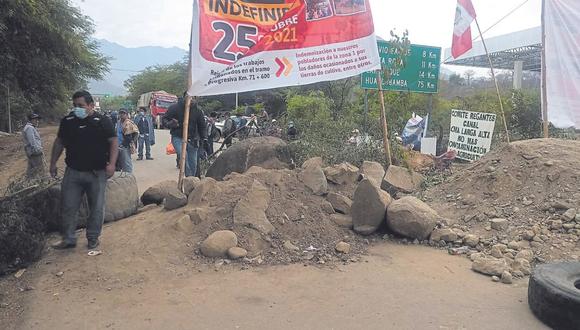 Manifestantes formaron cuatro piquetes bloqueando toda la ruta hacia la provincia de Huancabamba.