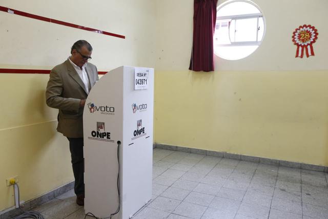 Pedro Olaechea acude a votar. Fotos: Francisco Neyra/GEC