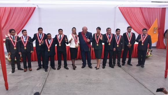 Luis Torres Robledo juró como gobernador junto a los consejeros regionales. (Foto: Jhon Surco)