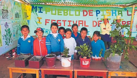 En el marco del Día Nacional de la Papa, los pequeños de Pisha explican, durante una feria escolar, todo el proceso que se debe realizar para obtener el preciado tubérculo peruano.