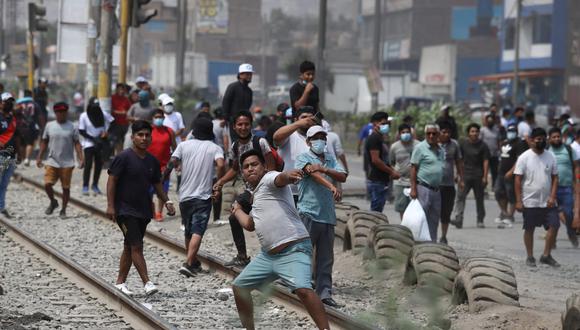 Manifestantes bloquean la carretera central a la altura de la entrada de Huaycán, quemando llantas y obstaculizando la salida al centro de país. (Foto: Alessandro Currarino /@photo.gec)