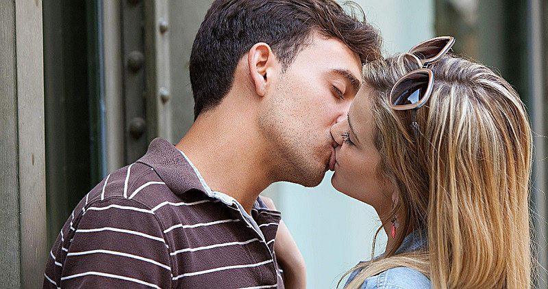 Le pide un último beso a su pareja y casi le arranca la lengua por terminar con ella (VIDEO)