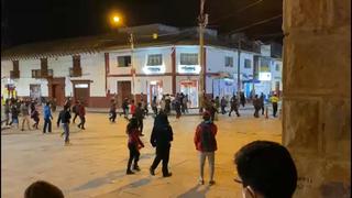 Huancavelica: Persiguen a dos presuntos ladrones de tiendas por toda la Plaza de Armas