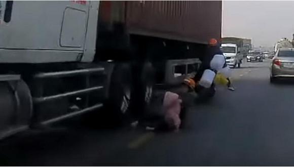Madre salva a su hijo de ser arrollado por un camión (VIDEO) 