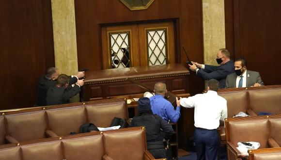 Policía desenfunda armas dentro del Congreso de Estados Unidos. (Foto: Getty images)