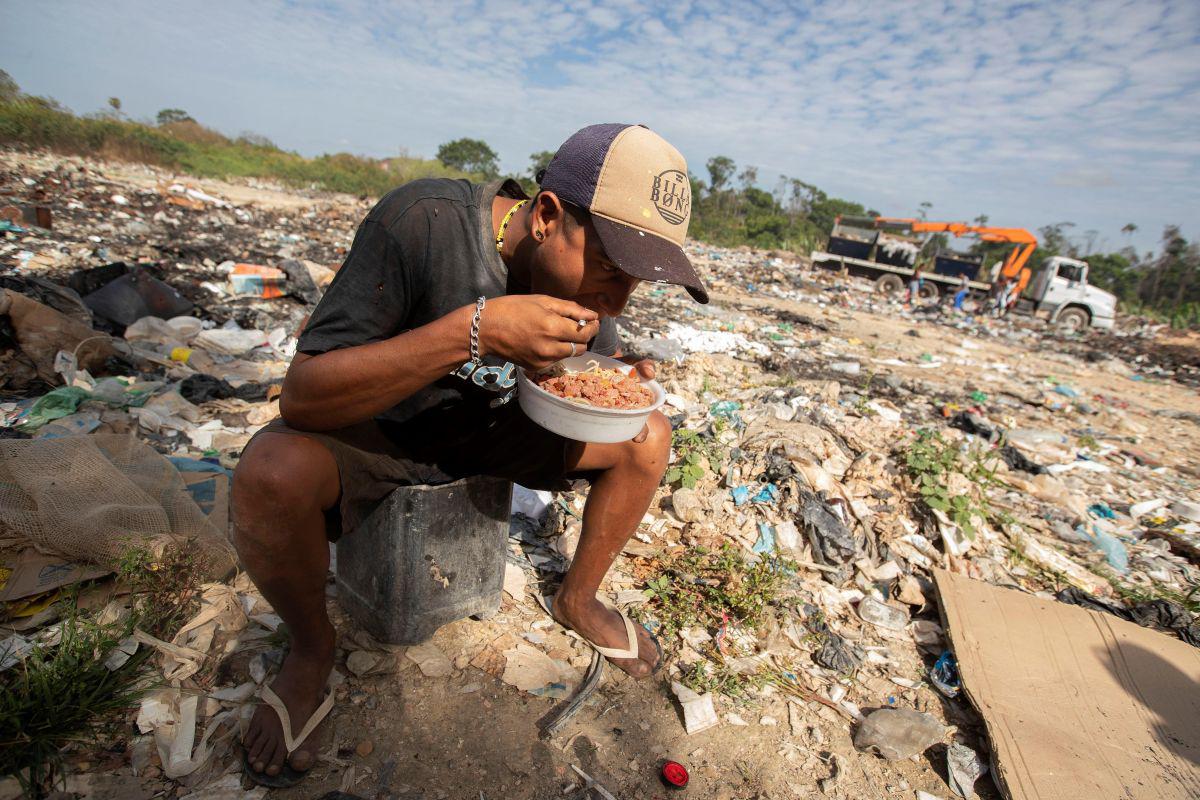 En este basurero hay un pequeño pueblo con aproximadamente 30 venezolanos que viven y sobreviven de la recolección de basura. (EFE)