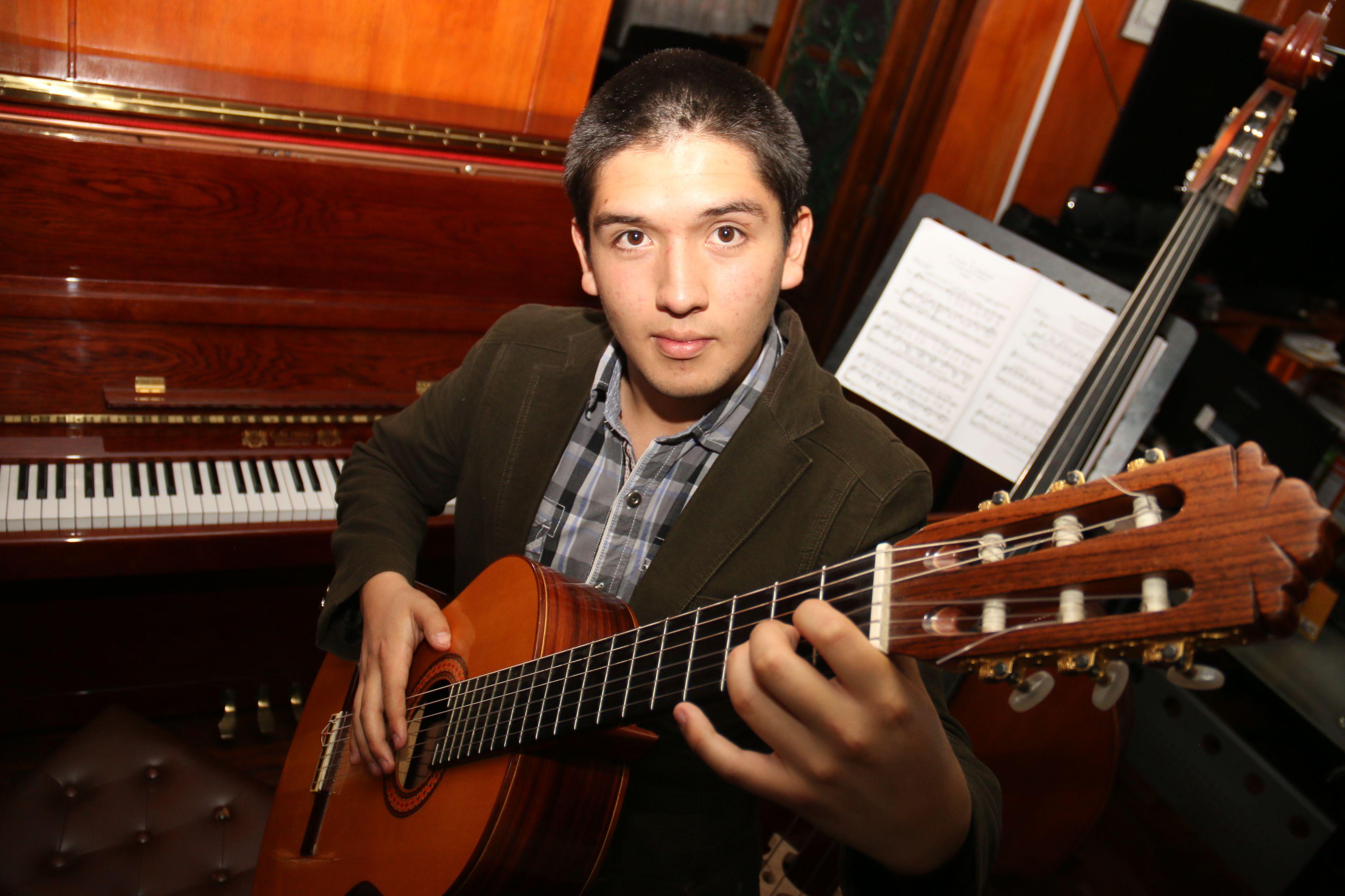 Huancaíno ingresa a estudiar canto lírico en la PUCP