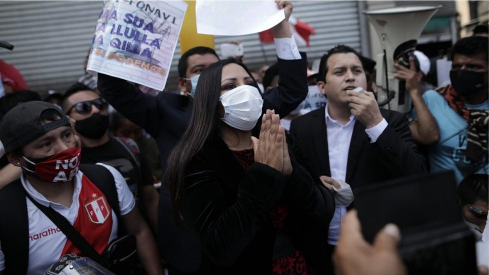 Manifestantes en contra de la decisión del Congreso y siendo liderados por José Luna y Cecilia García. | Fotos: Anthony Niño de Guzmán / @photo.gec