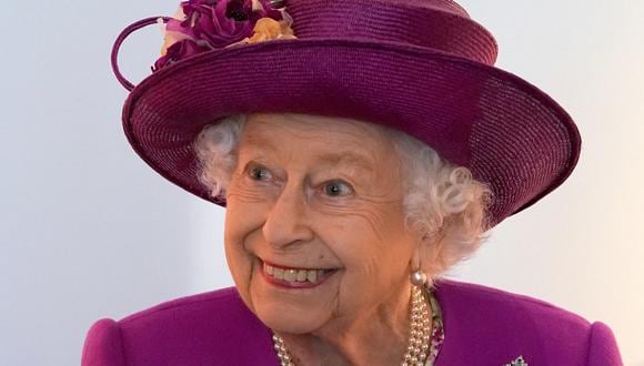 La reina Isabel II de Gran Bretaña hace un gesto mientras ve las exhibiciones en el nuevo Museo Argyll and Sutherland Highlanders en Stirling Castle, Stirling en Escocia el 29 de junio de 2021- (Foto: Andrew Milligan / POOL / AFP)