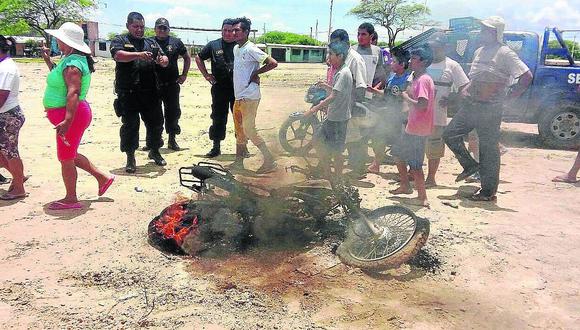 Sullana: Pobladores queman moto de presuntos delincuentes 