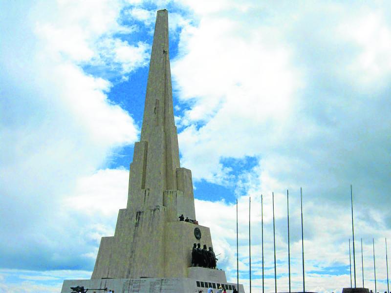 Obelisco de Quinua se desmorona