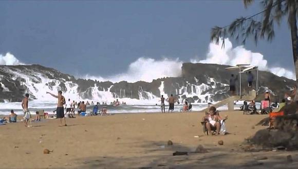¿Te bañarías en esta playa con un rompeolas natural que parece un tsunami? (VIDEO)