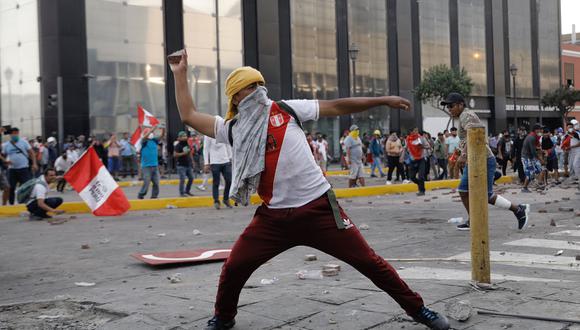 Agresión. En la “Toma de Lima” primó la violencia por parte de los manifestantes, que atacaron a la policía con piedras y otros objetos. (Foto: GEC)