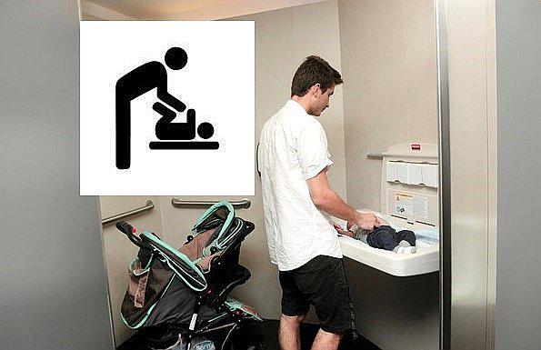 Piden implementar cambiadores para bebés en baños de varones