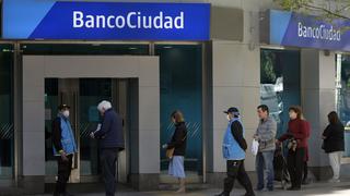 Argentina: Jubilados forman largas colas en bancos pese a pedido de aislamiento