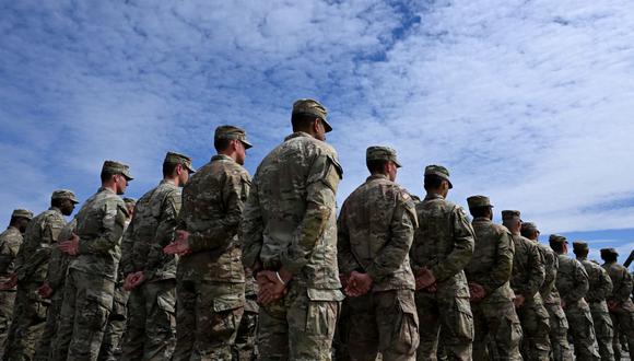 Los soldados estadounidenses se ponen firmes en la base de entrenamiento militar del Ejército de los Estados Unidos en Grafenwoehr, en el sur de Alemania, el 13 de julio de 2022. (Foto de Christof STACHE / AFP)