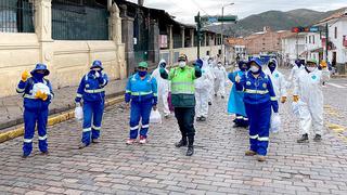 COVID-19: policías ponen cuota y entregan comestibles a trabajadores de limpieza en Cusco (VIDEO)
