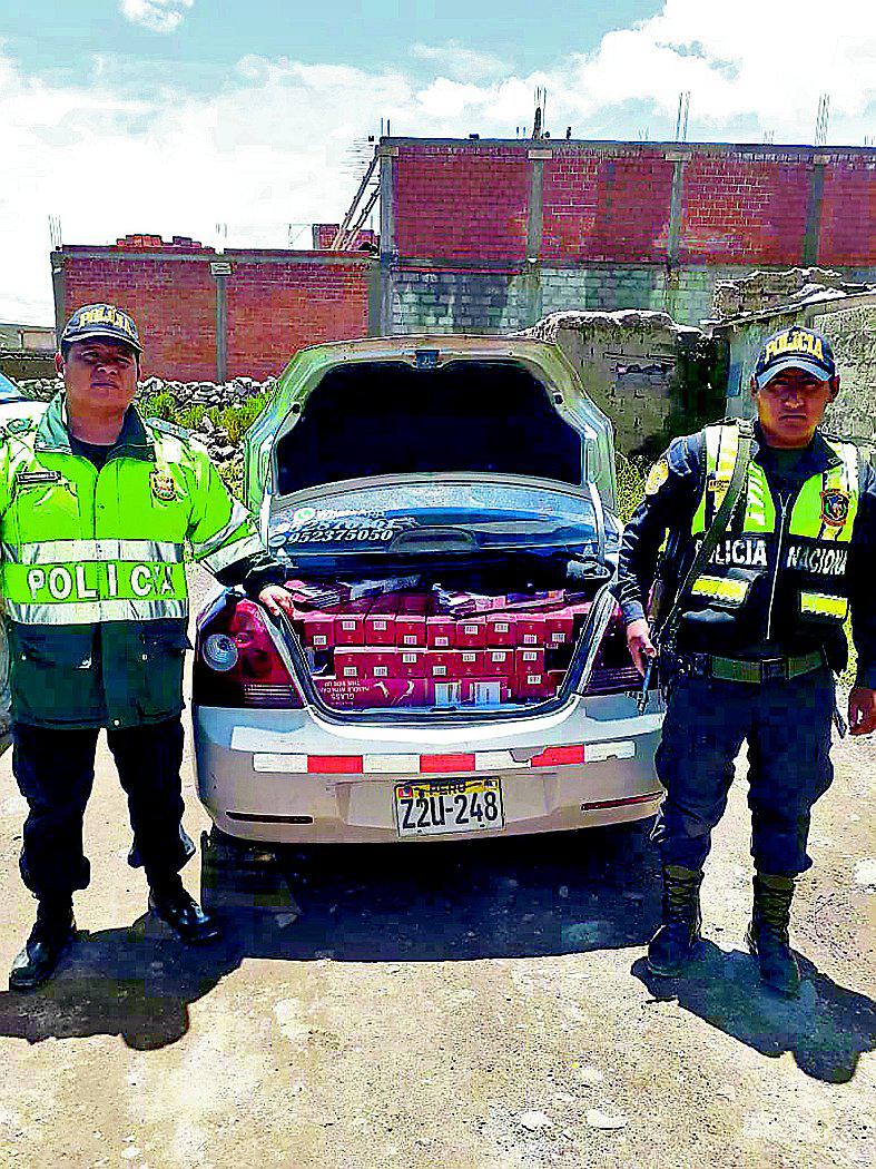 Policías decomisaron auto cargado con licores en la provincia de El collao
